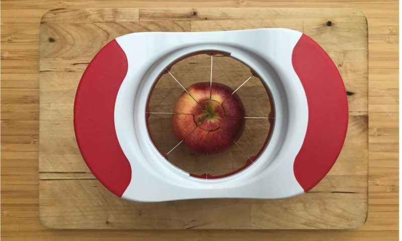 Vremi Slicer cutting an apple