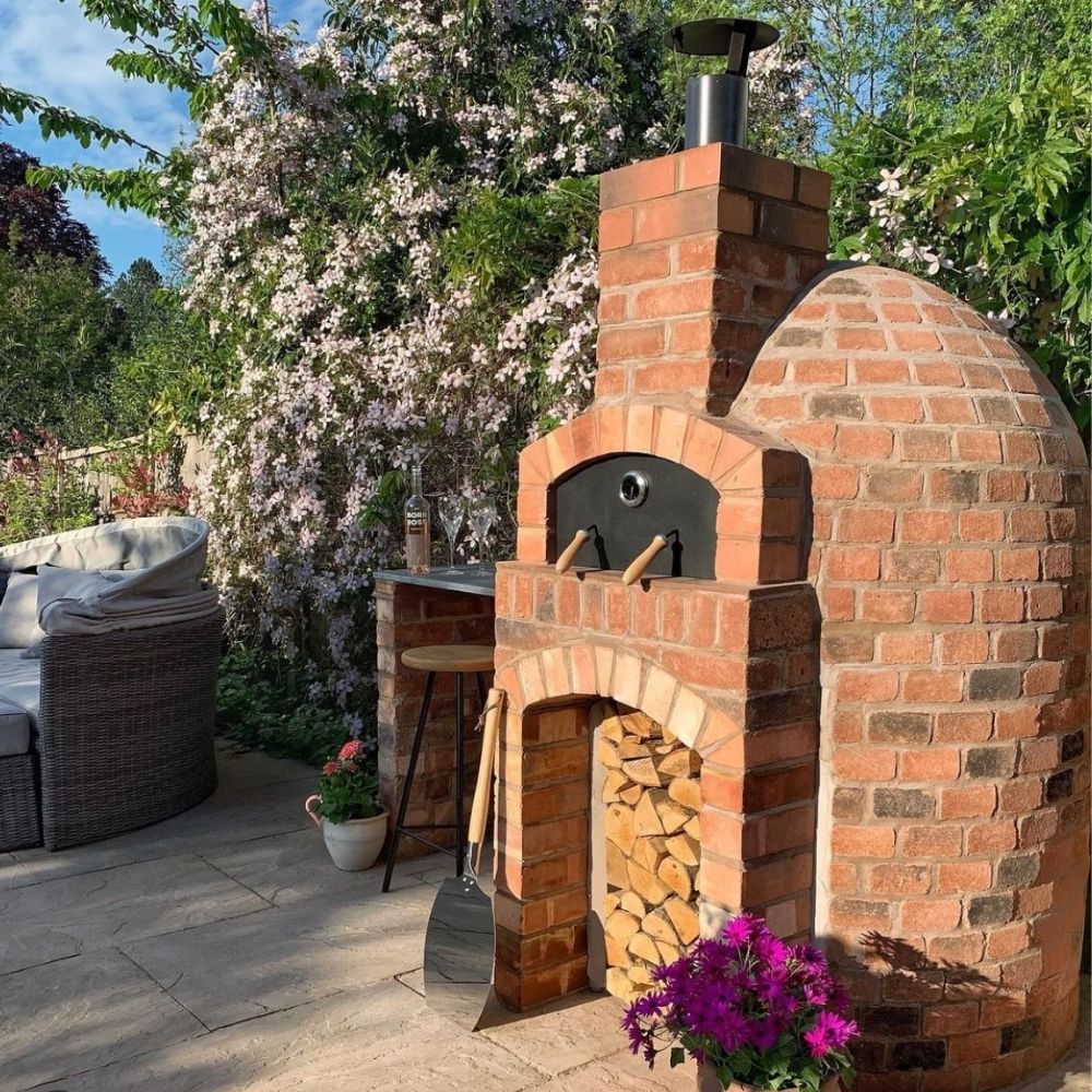 The pizza oven and work top area that Jen @crack_the_shutter has added to her garden