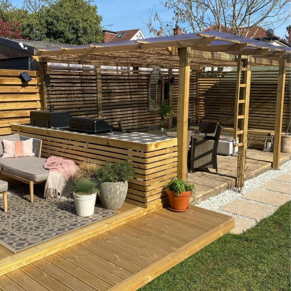 Outdoor kitchen and dining that @banish_the_beige has built in her garden. 