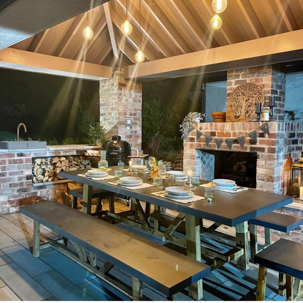 Emma @lovinglinden has created a wow factor under cover dining and entertaining area. 