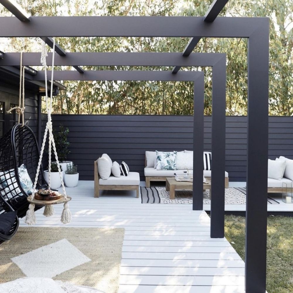 Black timbers wrap and frame this entertaining area that @threebirdsrenovations have designed. 