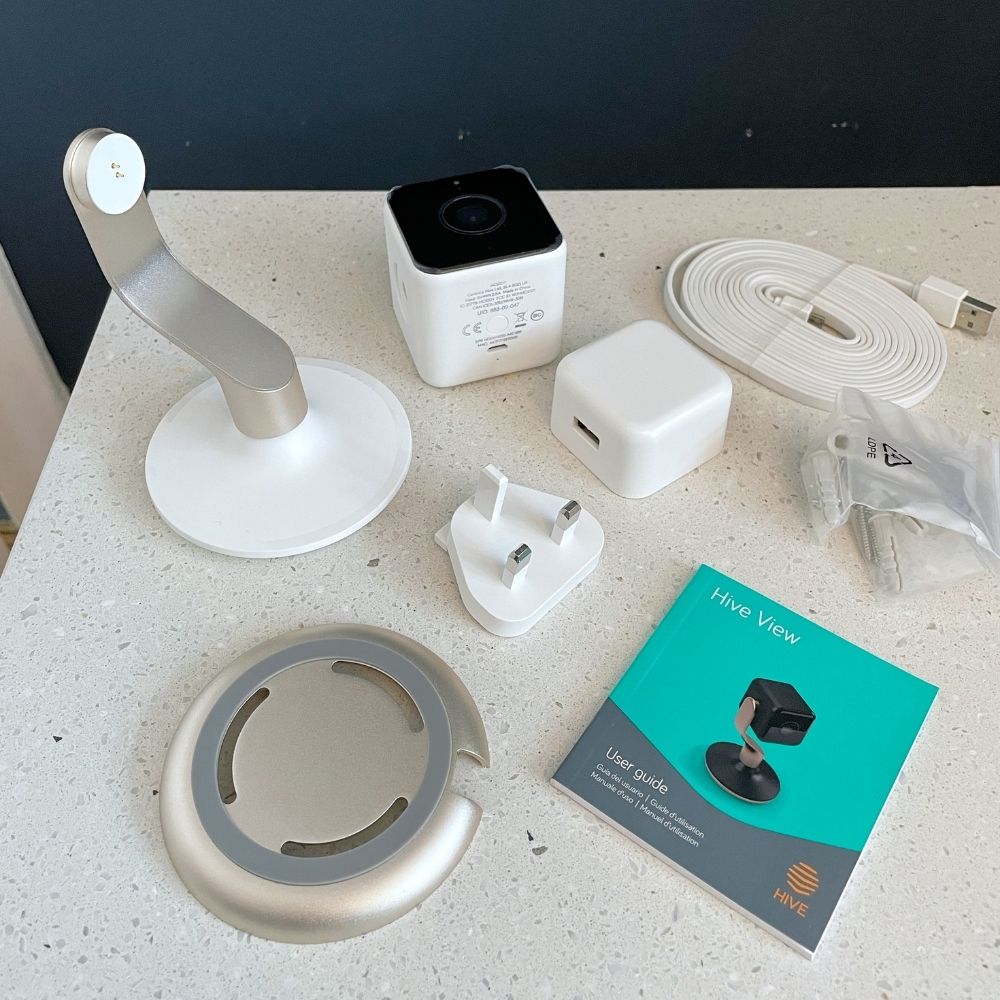 All the bits and pieces that are needed to easily set up the Hive Homeshield Indoor Camera